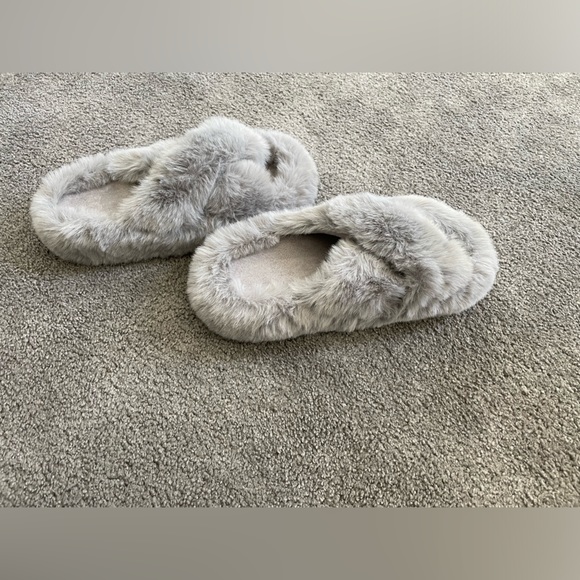 NWT fuzzy slippers in gray - Picture 5 of 7